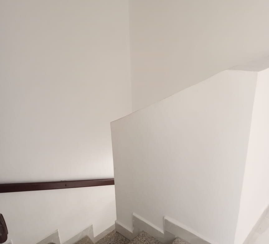 864